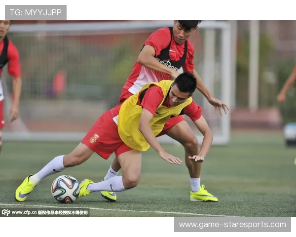 足球球星踢毽球展现惊人脚法技艺精彩瞬间引爆全场热情